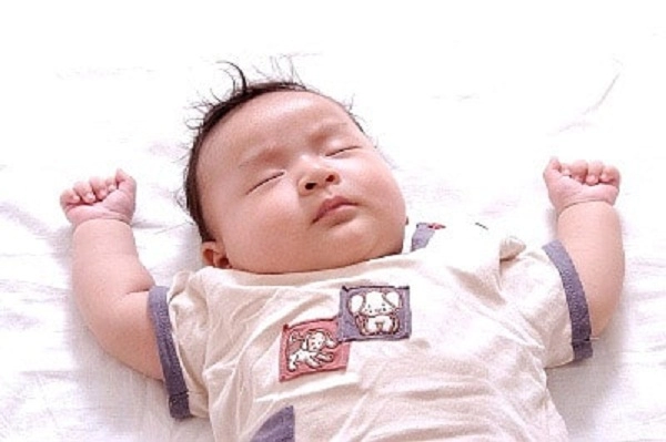 Trẻ sơ sinh dễ bị bẹt đầu do ngủ sai tư thế và đây là cách giải quyết cấp bách
