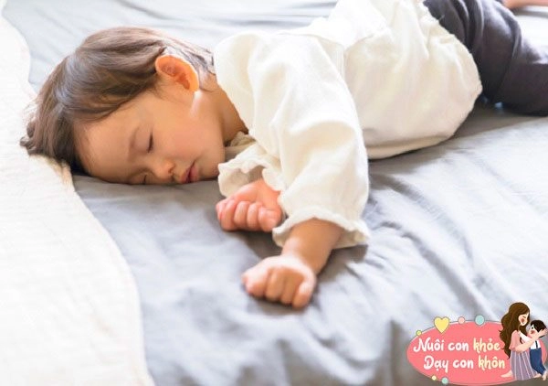 Trẻ sơ sinh làm 4 hành động này khi ngủ chứng tỏ não phát triển tốt