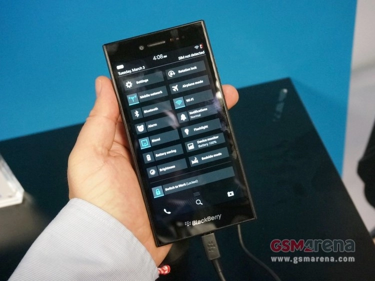 Trên tay smartphone tầm trung blackberry leap