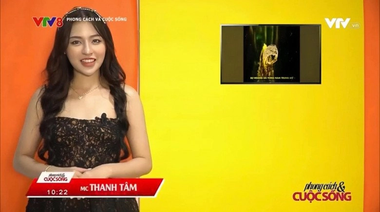 Trượt top hoa hậu hotgirl trứng rán đổi nghề mc vtv liền bị chị em chỉnh đốn trang phục