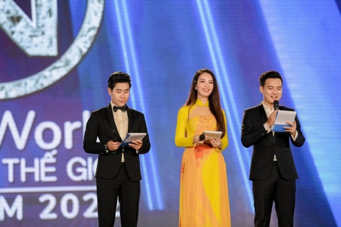 Truy lùng danh tính mc cầm trịch chung kết miss world vietnam 2022 ảnh chụp lén cũng không thể dìm được nhan sắc này