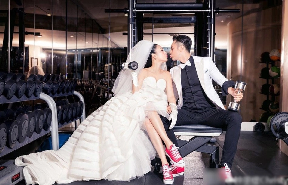 Từ món thời trang bị chê không hợp giày sneakers giờ là bá chủ tại lễ cưới hỏi