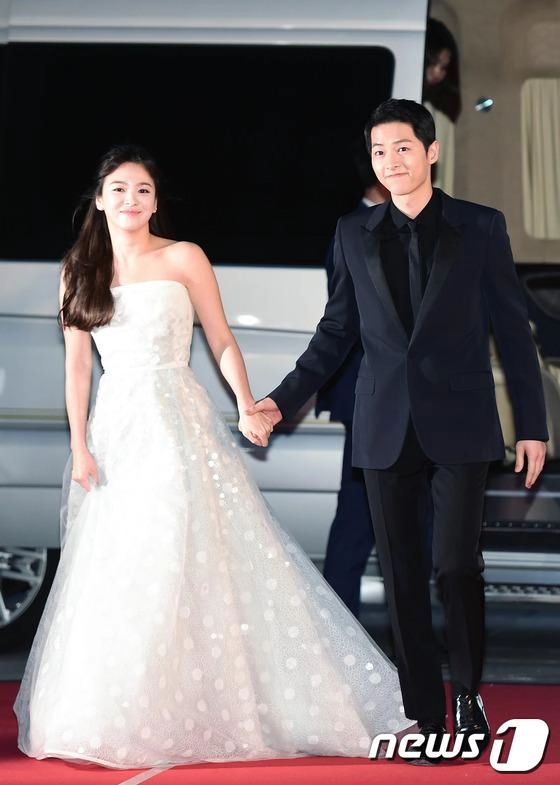 Từng diện đồ đôi ngọt ngào thế này nhưng song joong ki vẫn đệ đơn ly hôn song hye kyo