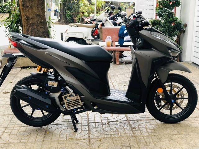 Vario 150 trở nên lạ mắt hơn với kiểu dáng chóa đèn mắt lé