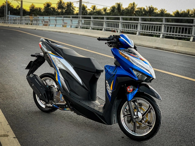 Vario độ của biker yêu nước với biểu tượng trống đồng