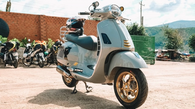 Vespa gts 300 thế hệ mới độ cực chất với diện mạo đắt đỏ