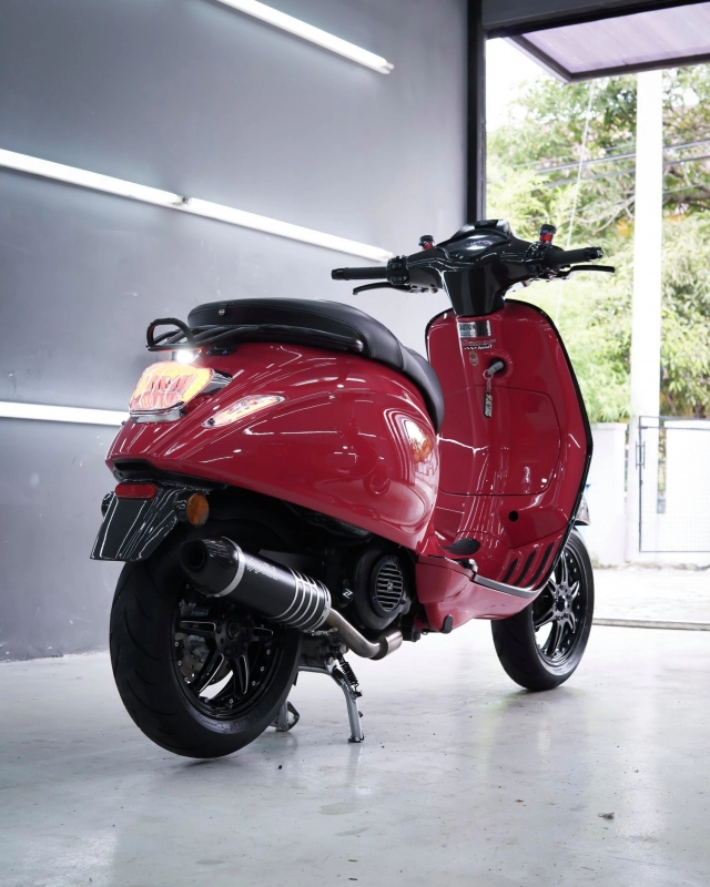 Vespa khoe dáng đầy khiêu gợi cùng dàn đồ chơi mới sắm