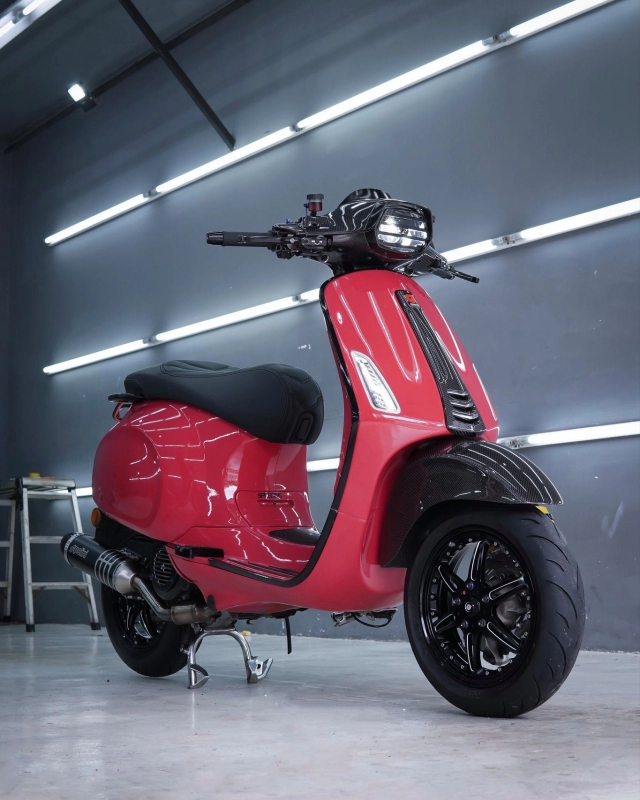 Vespa khoe dáng đầy khiêu gợi cùng dàn đồ chơi mới sắm