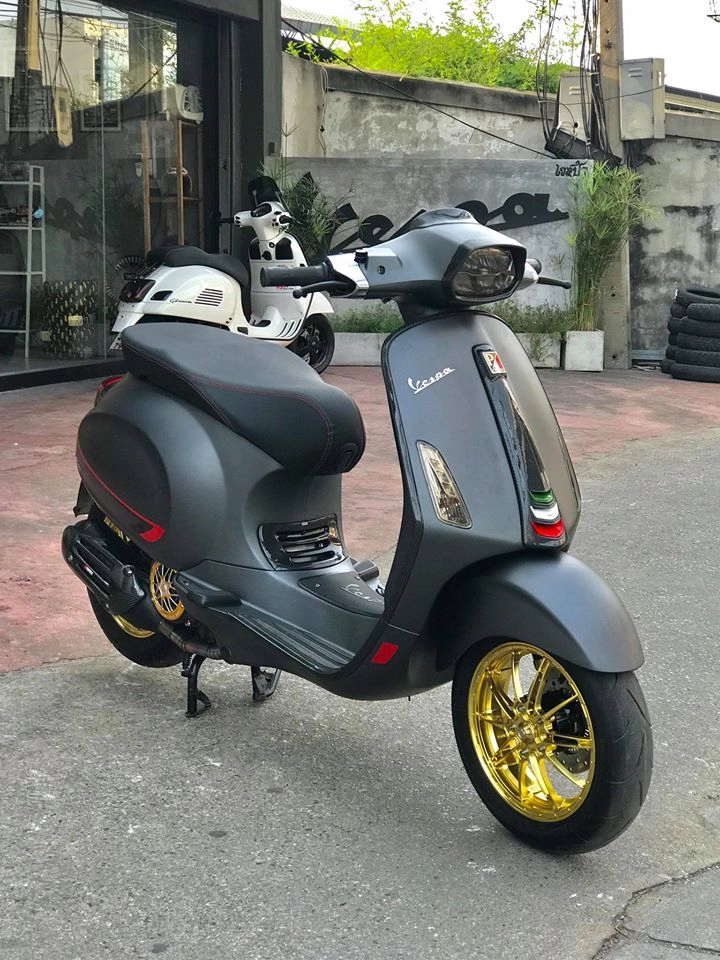 Vespa sprint cổ điển hóa thành kinh điển với dàn đồ chơi đắt tiền