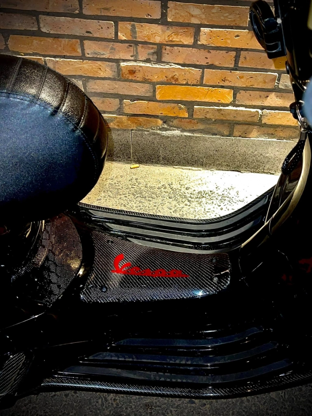 Vespa sprint độ như siêu xe khoe dáng trong bóng đêm