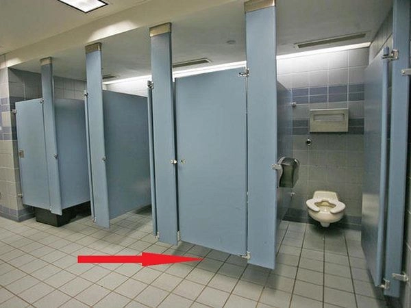 Vì sao cửa toilet công cộng luôn để hở lý do nói ra sẽ khiến bạn bất ngờ