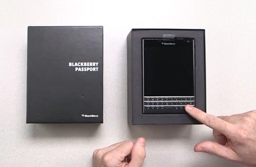 Video đập hộp chiếc blackberry passport mới ra mắt