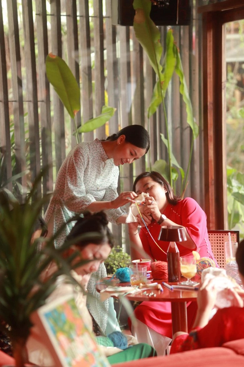Việt nam hiếm hoi có hoa hậu ngại mặc hở diện áo dài cổ xưa đẹp trong veo như nắng mùa xuân
