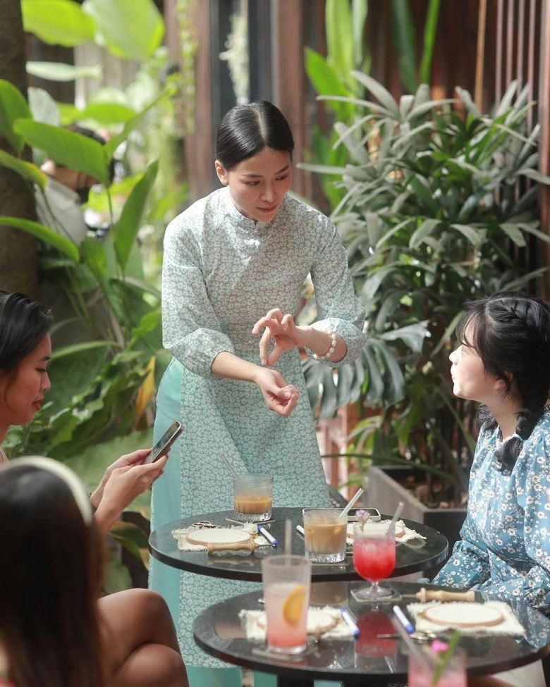 Việt nam hiếm hoi có hoa hậu ngại mặc hở diện áo dài cổ xưa đẹp trong veo như nắng mùa xuân