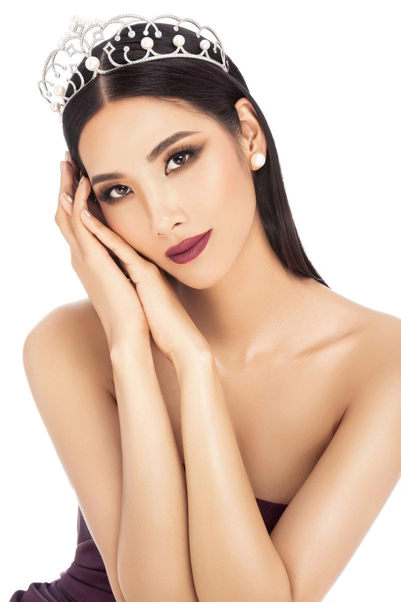 Vừa được công bố thi miss universe 2019 hoàng thuỳ đụng hàng nóng với đỗ mỹ linh