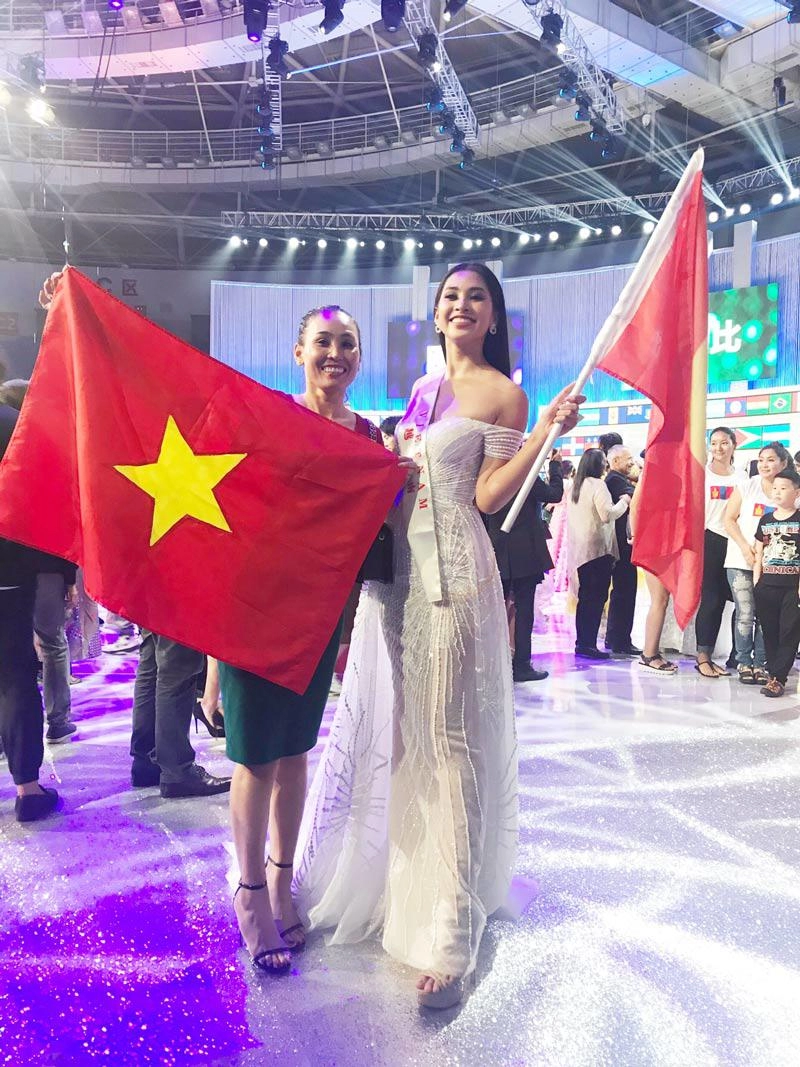 Vừa vào top 30 miss world tiểu vy diện váy xẻ ngực sâu hút khoe vòng một tuyệt mỹ