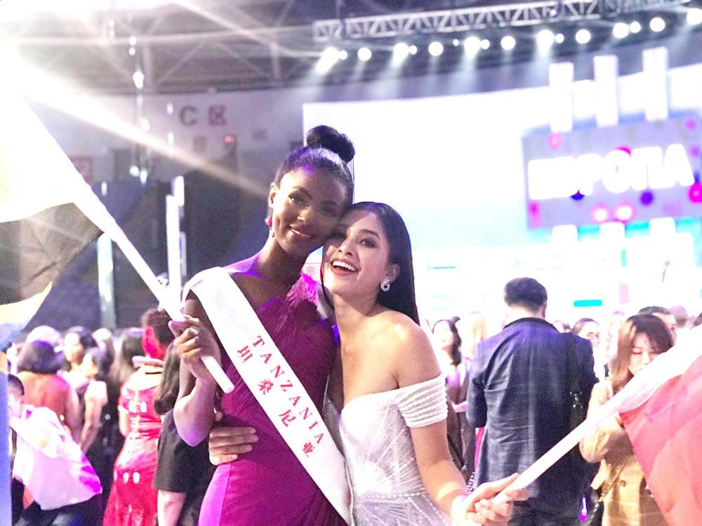 Vừa vào top 30 miss world tiểu vy diện váy xẻ ngực sâu hút khoe vòng một tuyệt mỹ