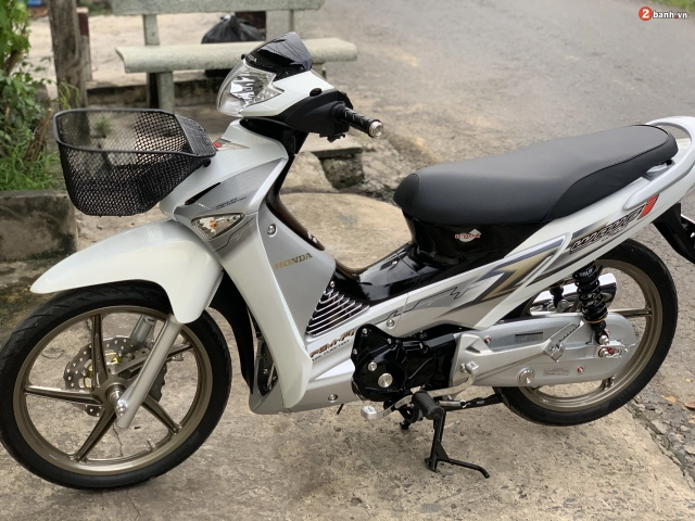 Wave 125 độ cuốn hút người xem bằng nét đẹp tinh tế và gợi cảm