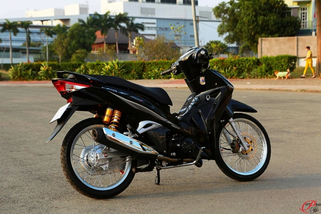 Wave 125 full black làm mờ mắt người xem với dàn chân hoàng kim