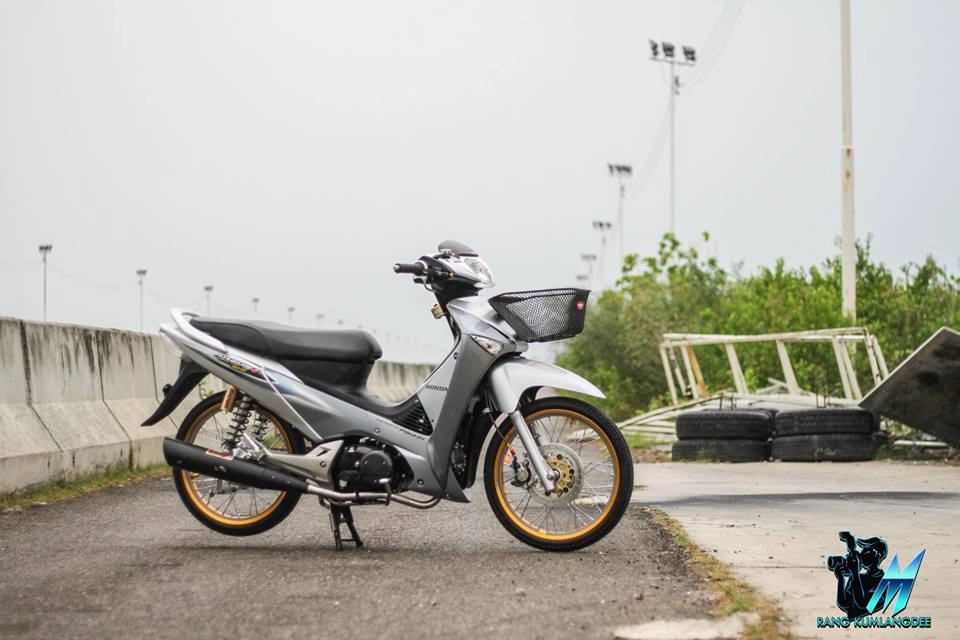 Wave 125i độ giản đơn mang vẻ đẹp quyến rũ trên đất thái