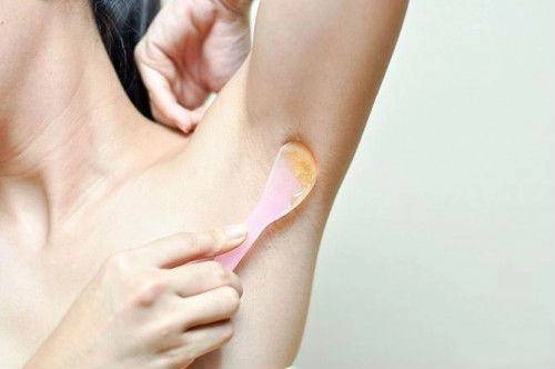Wax lông nách tại nhà và những lưu ý để vùng da dưới cánh tay không bị thâm