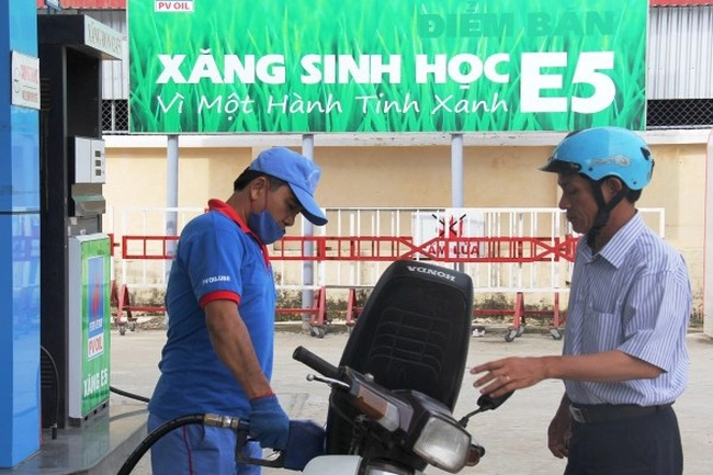 Xăng a95 có giá hơn 20000 đồng 1 lít bỏ xa xăng e5