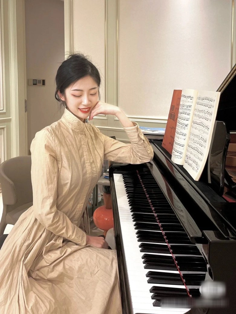 Xuất hiện thêm cô giáo nữ thần mặc sang như tiểu thư đi dạy ngồi một chỗ nhưng váy đầm không bao giờ trùng