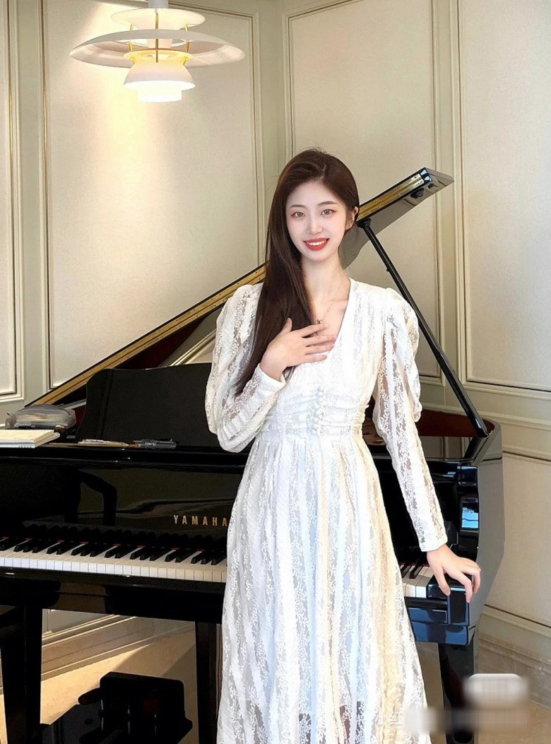 Xuất hiện thêm cô giáo nữ thần mặc sang như tiểu thư đi dạy ngồi một chỗ nhưng váy đầm không bao giờ trùng