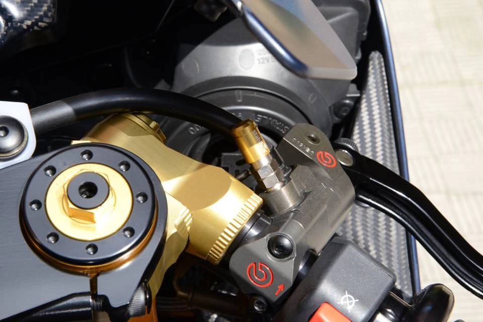 Yamaha r1 chiến mã tốc độ lột xác không tưởng từ trang bị khủng