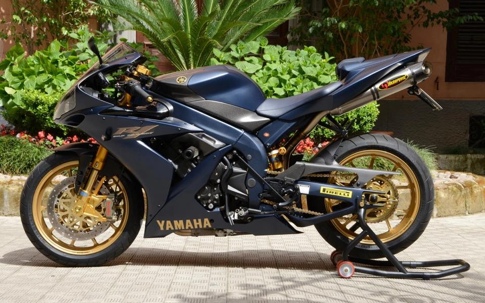 Yamaha r1 chiến mã tốc độ lột xác không tưởng từ trang bị khủng