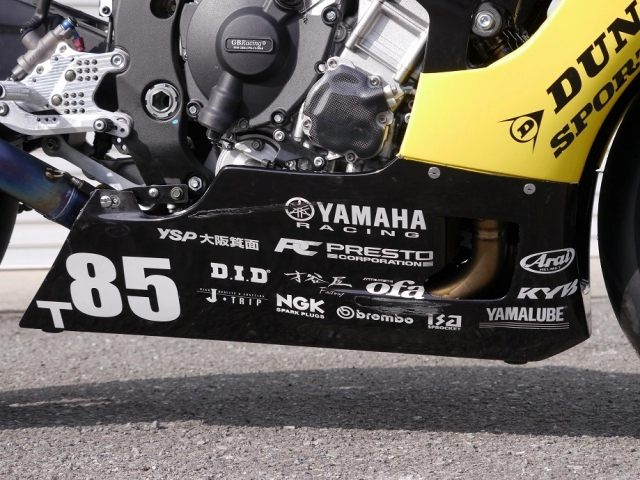 Yamaha r1 độ cứng khừ với xu hướng đường đua mang số hiệu 85