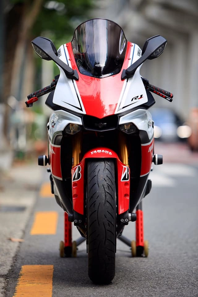 Yamaha r1 độ đặc sắc với loạt trang bị full option màu đỏ