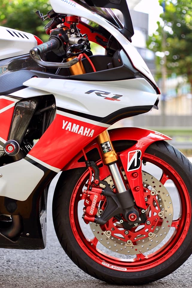 Yamaha r1 độ đặc sắc với loạt trang bị full option màu đỏ