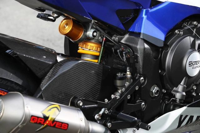 Yamaha r1 độ hấp dẫn với sự tài trợ từ monster energy