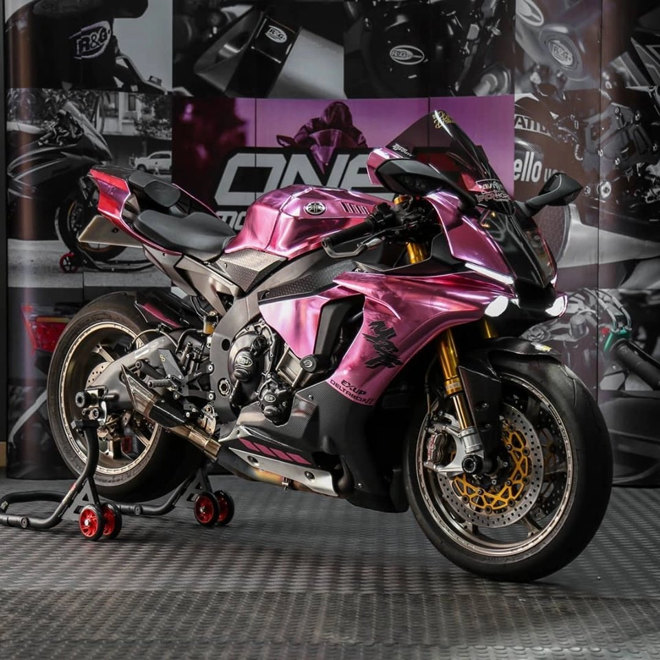 Yamaha r1 độ lôi cuốn với diện mạo pink chrome đầy nữ tính