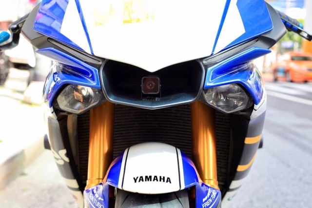 Yamaha r1 độ sặc sỡ với gam màu nóng bỏng