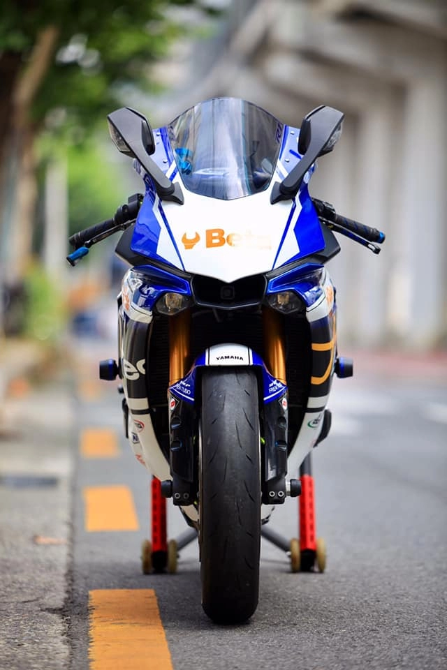 Yamaha r1 độ sặc sỡ với gam màu nóng bỏng