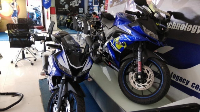 Yamaha r15 v30 tùy chỉnh với bộ tem đồ họa mới lạ và thể thao từ đại lý