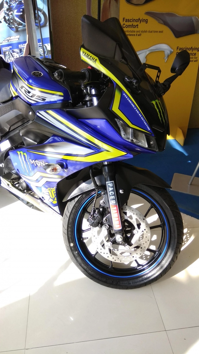 Yamaha r15 v30 tùy chỉnh với bộ tem đồ họa mới lạ và thể thao từ đại lý