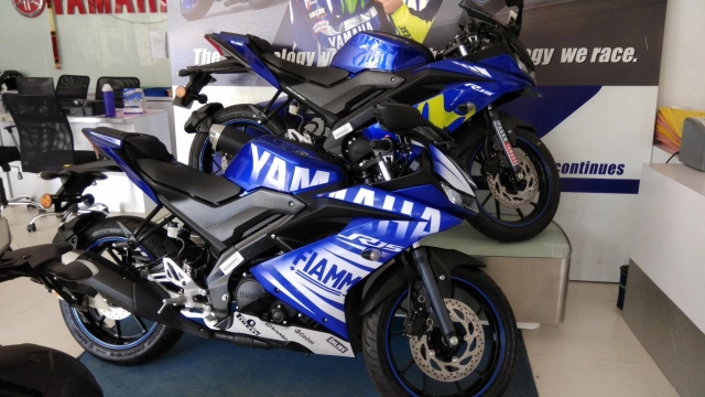 Yamaha r15 v30 tùy chỉnh với bộ tem đồ họa mới lạ và thể thao từ đại lý