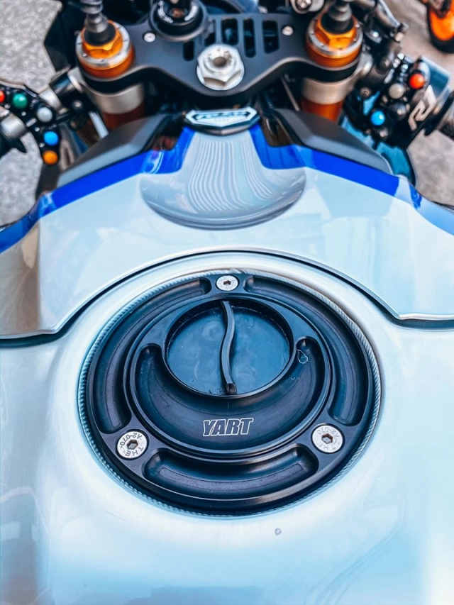 Yamaha r1m độ căng cứng với ngoại thất full carbon