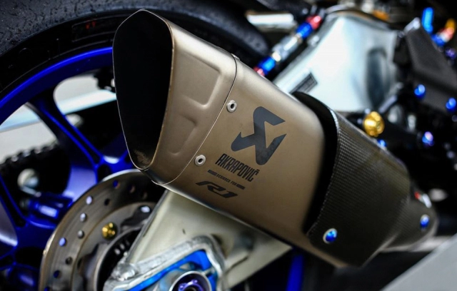 Yamaha r1m độ đầy bá đạo với dàn trang bị từ đường đua