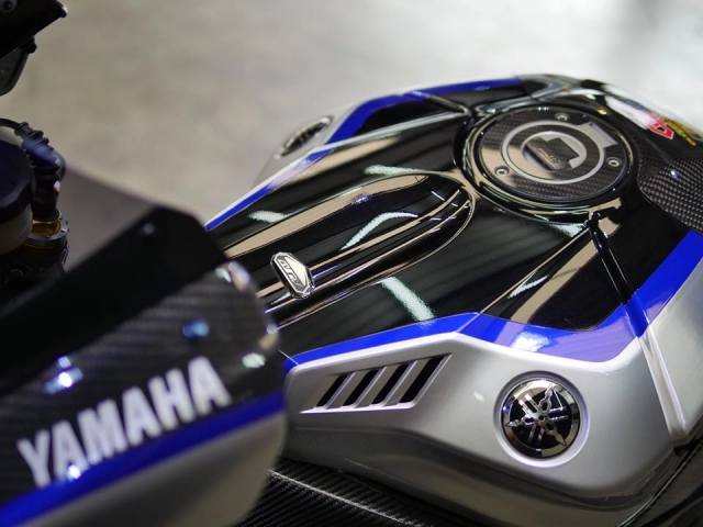 Yamaha r1m độ hấp dẫn với vẻ ngoài bóng bẩy