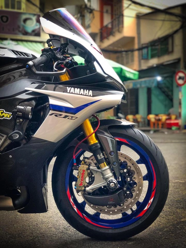 Yamaha r1m độ hoàn hảo với phong cách racing đón noel của biker việt