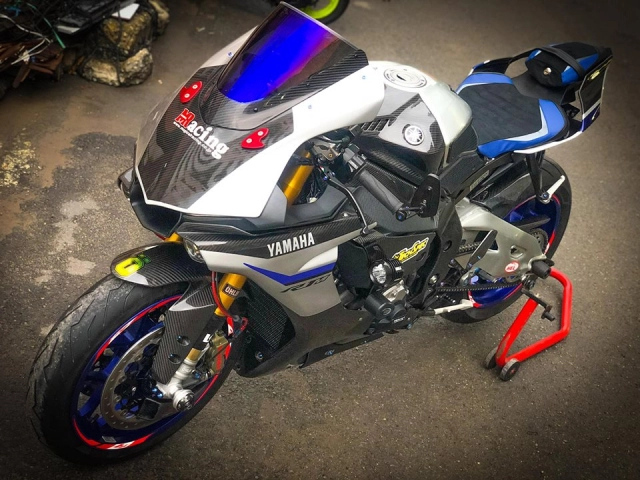 Yamaha r1m độ hoàn hảo với phong cách racing đón noel của biker việt