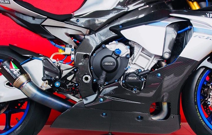 Yamaha r1m nâng cấp hoàn thiện với phụ kiện carbon fiber