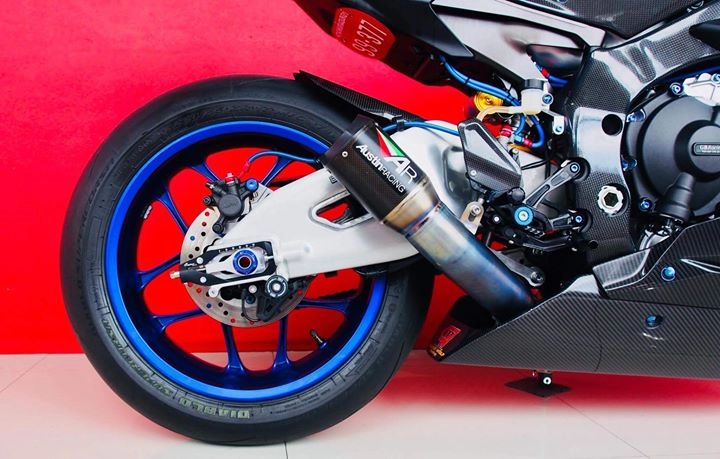 Yamaha r1m nâng cấp hoàn thiện với phụ kiện carbon fiber