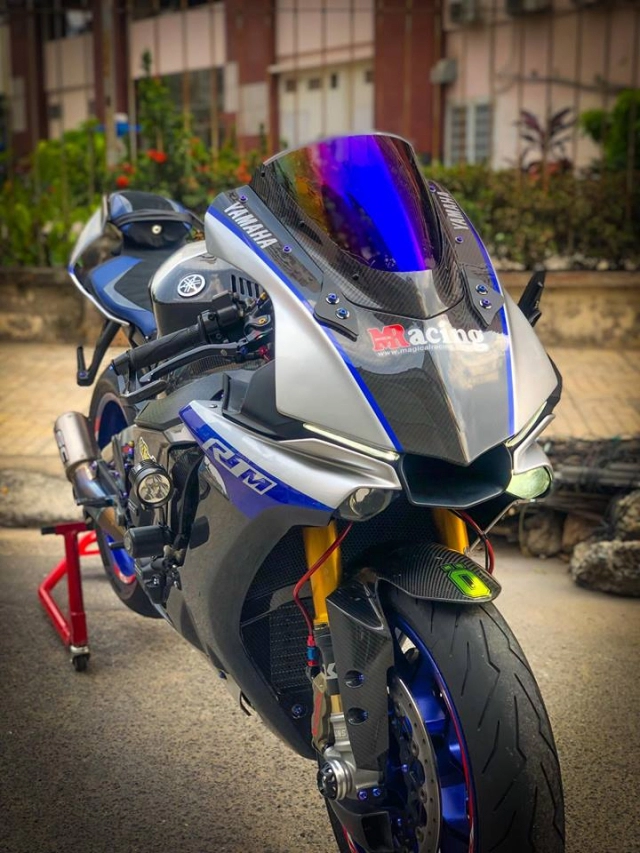 Yamaha r1m vẻ đẹp bóng bẩy đi kèm công nghệ sơn airbush nổi bật trên đường phố việt