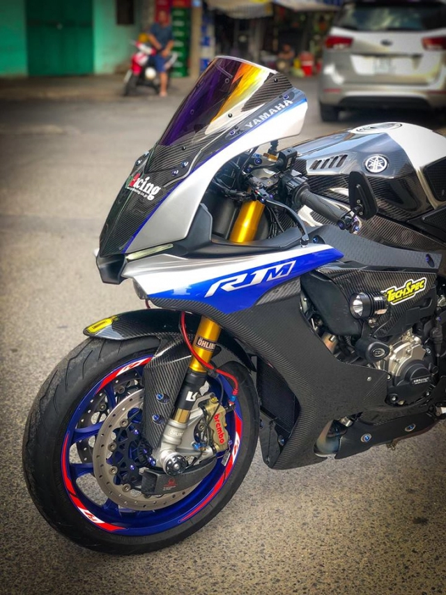 Yamaha r1m vẻ đẹp bóng bẩy đi kèm công nghệ sơn airbush nổi bật trên đường phố việt