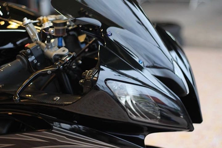 Yamaha r6 hung thần xa lộ đầy cuốn hút với tone màu black-siver